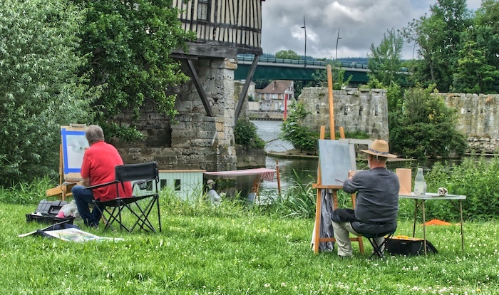 Pintar en el lugar con un compañero de pintura.  Foto de Pascal Bernardon en unsplash